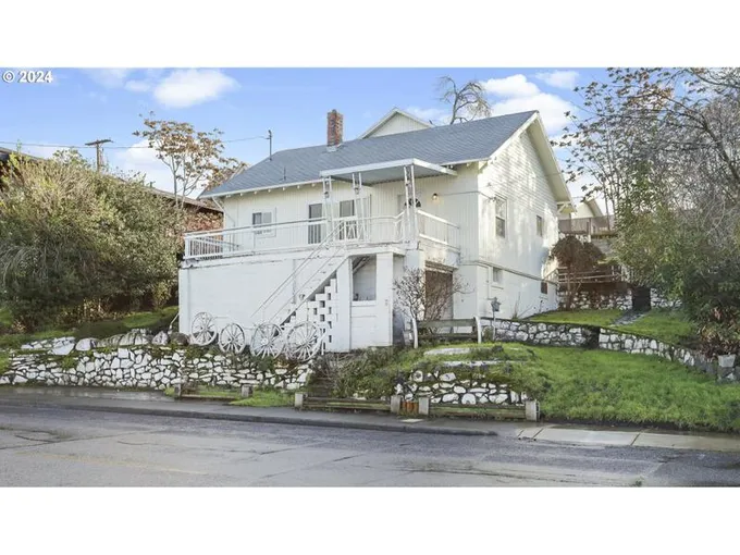 1916 E 10TH ST, The Dalles OR 97058 for Sale