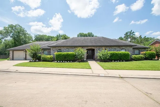 11 Cay Ct, Angleton, TX 77515 for Sale