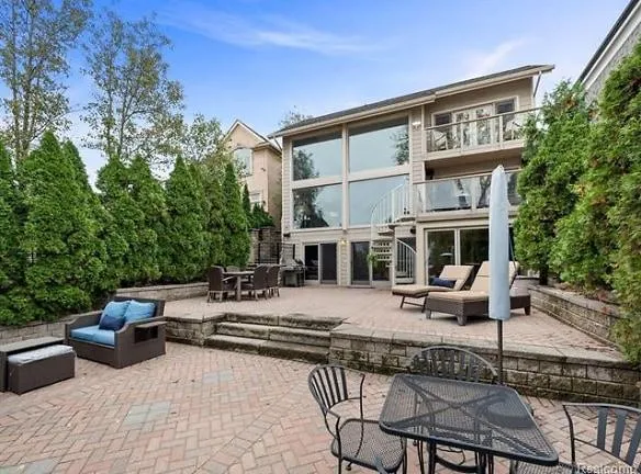 2380 Walnut Lake Rd - West Bloomfield, MI 48323 - Home For Rent