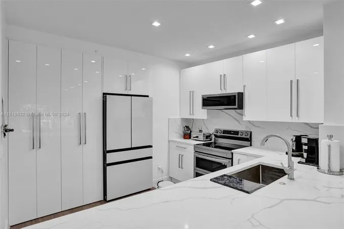 21150 Jib Court, Unit J12, Aventura, FL 33180 for Sale