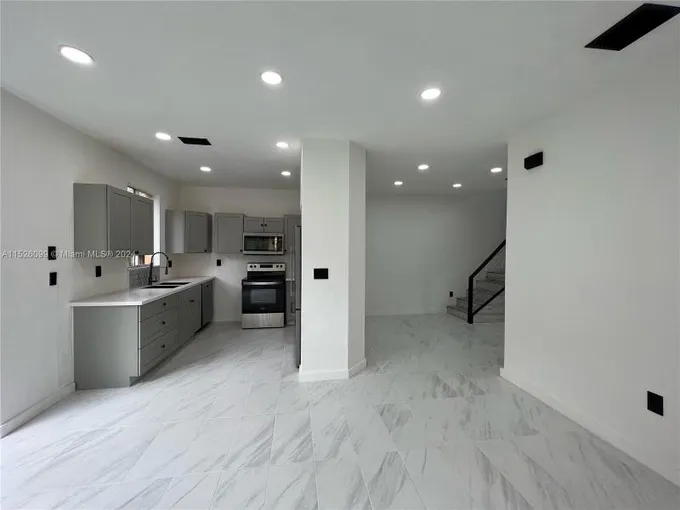 1532 Southeast 24th Court, Unit 211, Homestead, FL 33035 for Sale