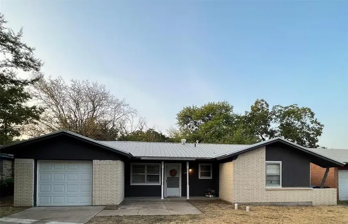 7433 Meadowcrest Dr, Fort Worth, TX 76112 for Sale