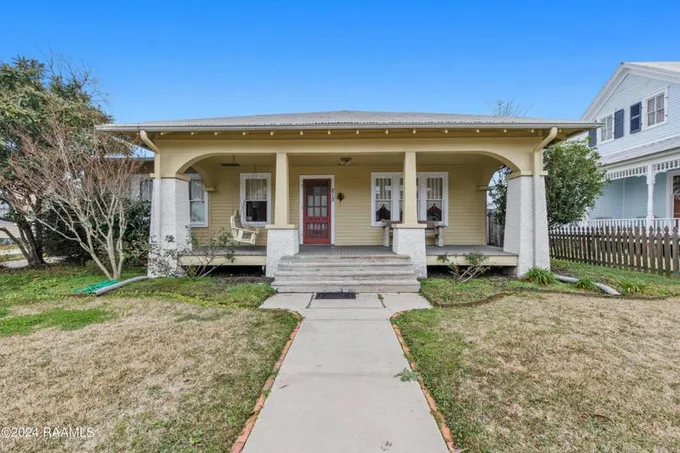213 W BRIDGE ST, Breaux Bridge, LA 70517 Single Family Residence For Sale  MLS# 24000438