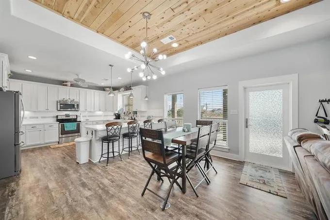 927 Magnolia Ln, Crystal Beach, TX 77650 for Sale