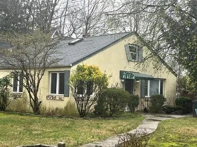 De Clark Pl for Sale