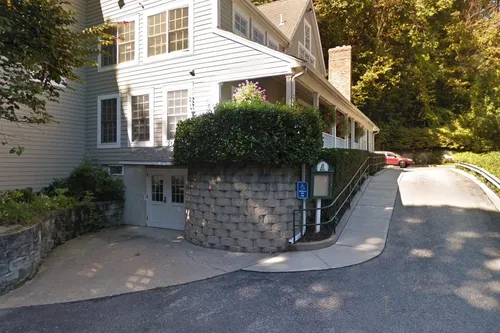 Roslyn Village Court