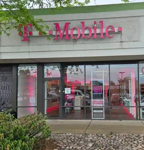 T-Mobile S Wentworth Ave & W Garfield Blvd