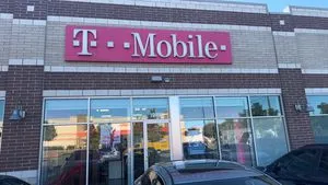 T-Mobile N Cicero Ave & W Armitage Ave