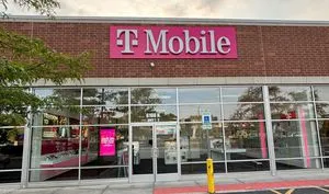 T-Mobile N Western Ave & W Glenlake Ave