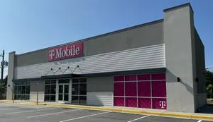 T-Mobile S Main St & Quillian St