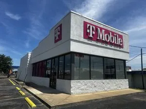 T-Mobile N Davis Ave & Industrial Pwky