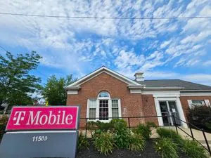 T-Mobile Clifton Blvd & W 115th St