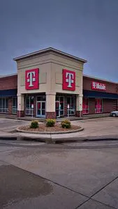 T-Mobile E Ohio St & Pawnee Ave