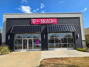 T-Mobile E Oak St & Museum Rd