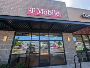 T-Mobile 9th St & NW Division Pl