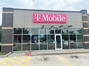 T-Mobile W Broadway & S 22nd St