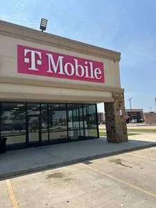 T-Mobile Fm 529 Rd & Blue Swift Dr