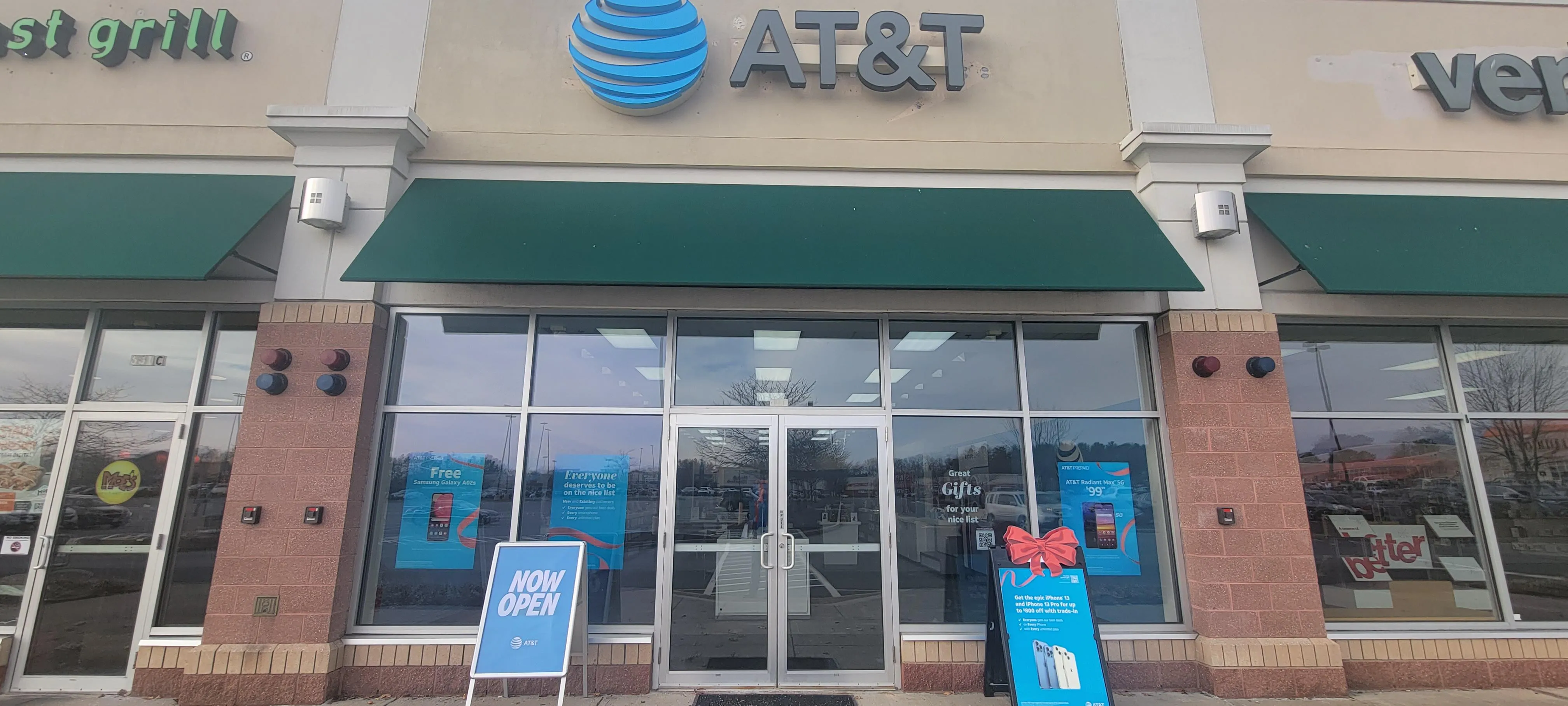 AT&T Store Chicopee - The Mall At Whitney Field