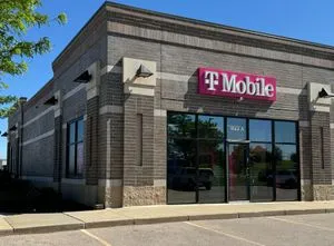 T-Mobile E Geneva St & N Shore Dr