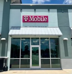 T-Mobile N US 41 & 19th Ave NE