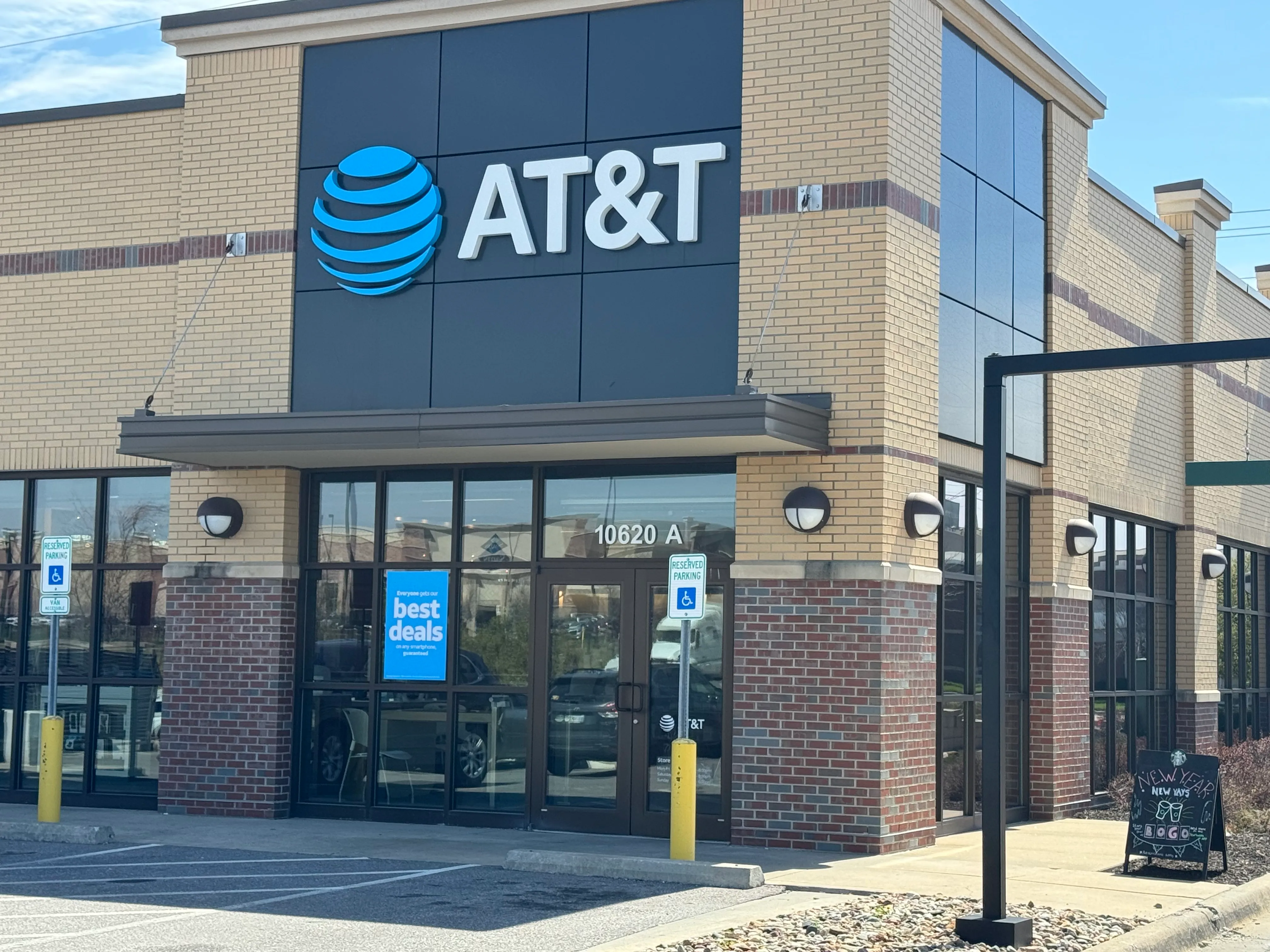 AT&T Store Kansas City - Plaza at the Speedway
