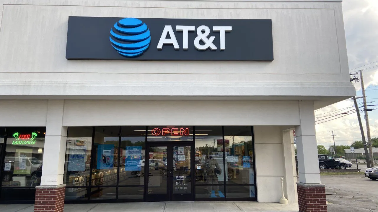 AT&T Store Saugus - AUGUSTINE'S PLAZA