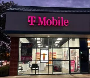 T-Mobile Biesterfield Rd & Wellington Ave
