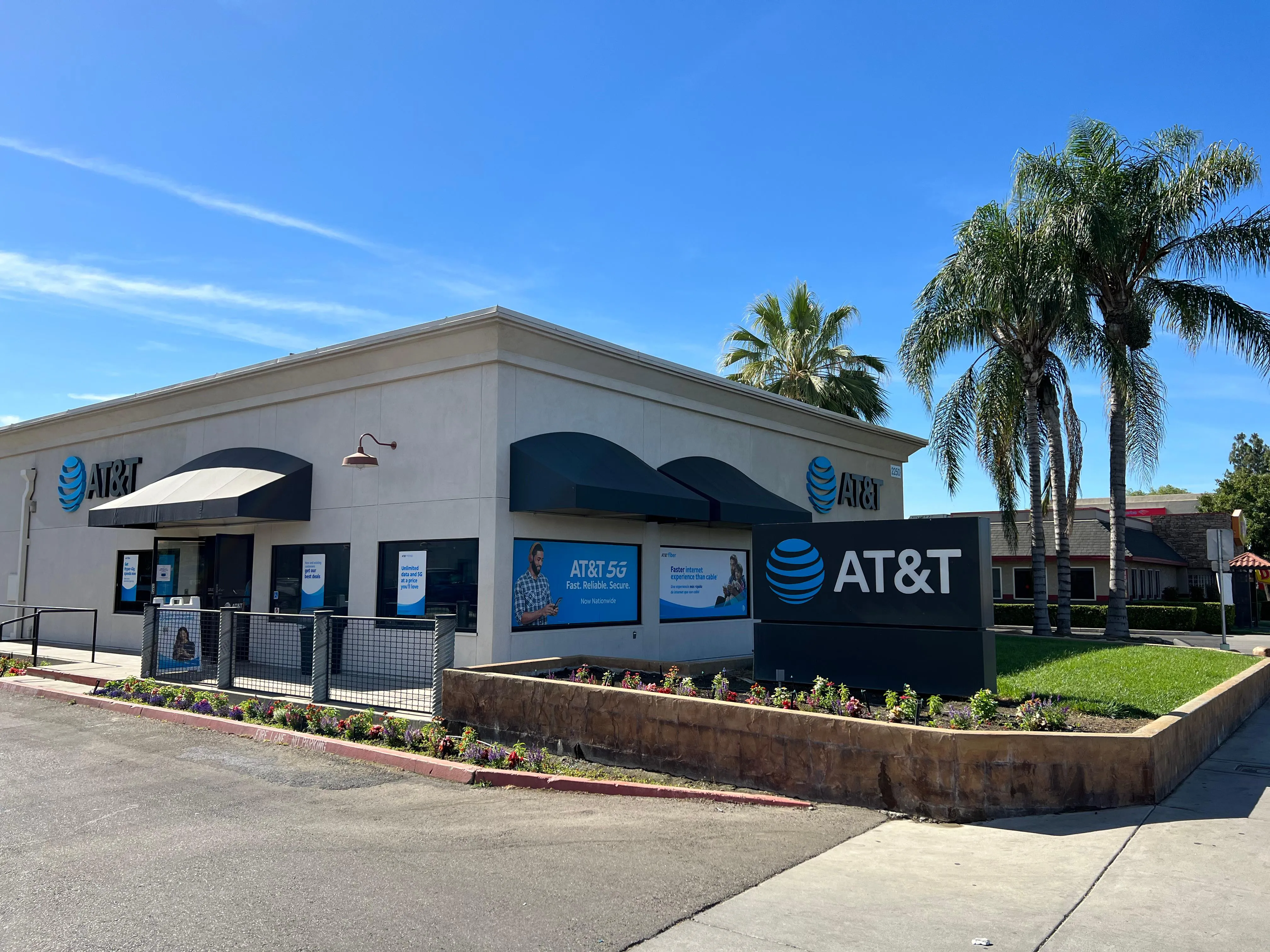 AT&T Store Visalia - S Mooney