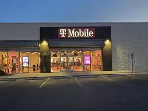 T-Mobile Montana Ave & Lockhart St