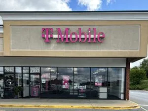 T-Mobile Richmond Hwy & Shoppes Cor
