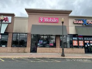 T-Mobile Stop & Shop Plaza - Hazard Ave