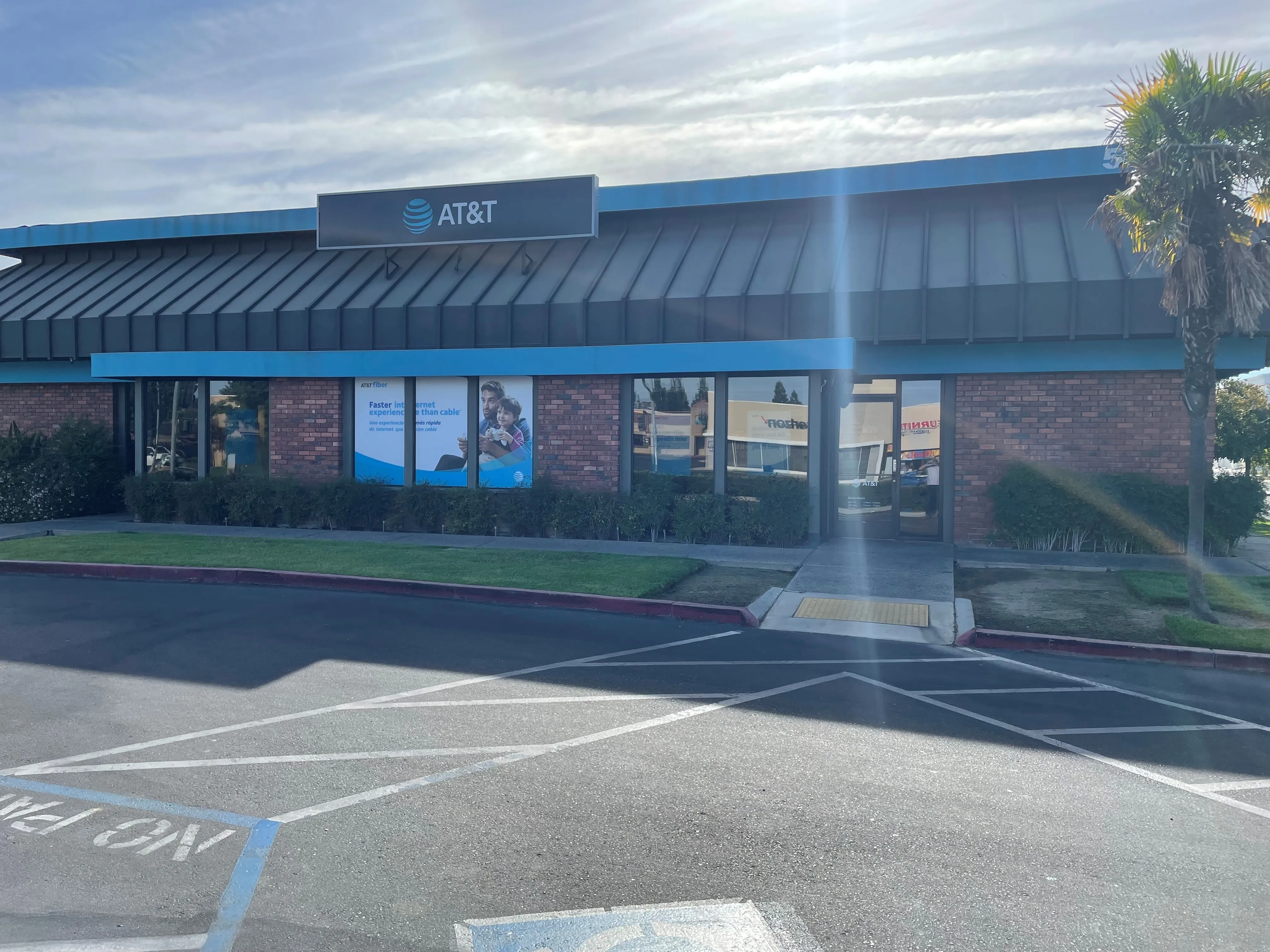 AT&T Store Fresno - 5180 N Blackstone