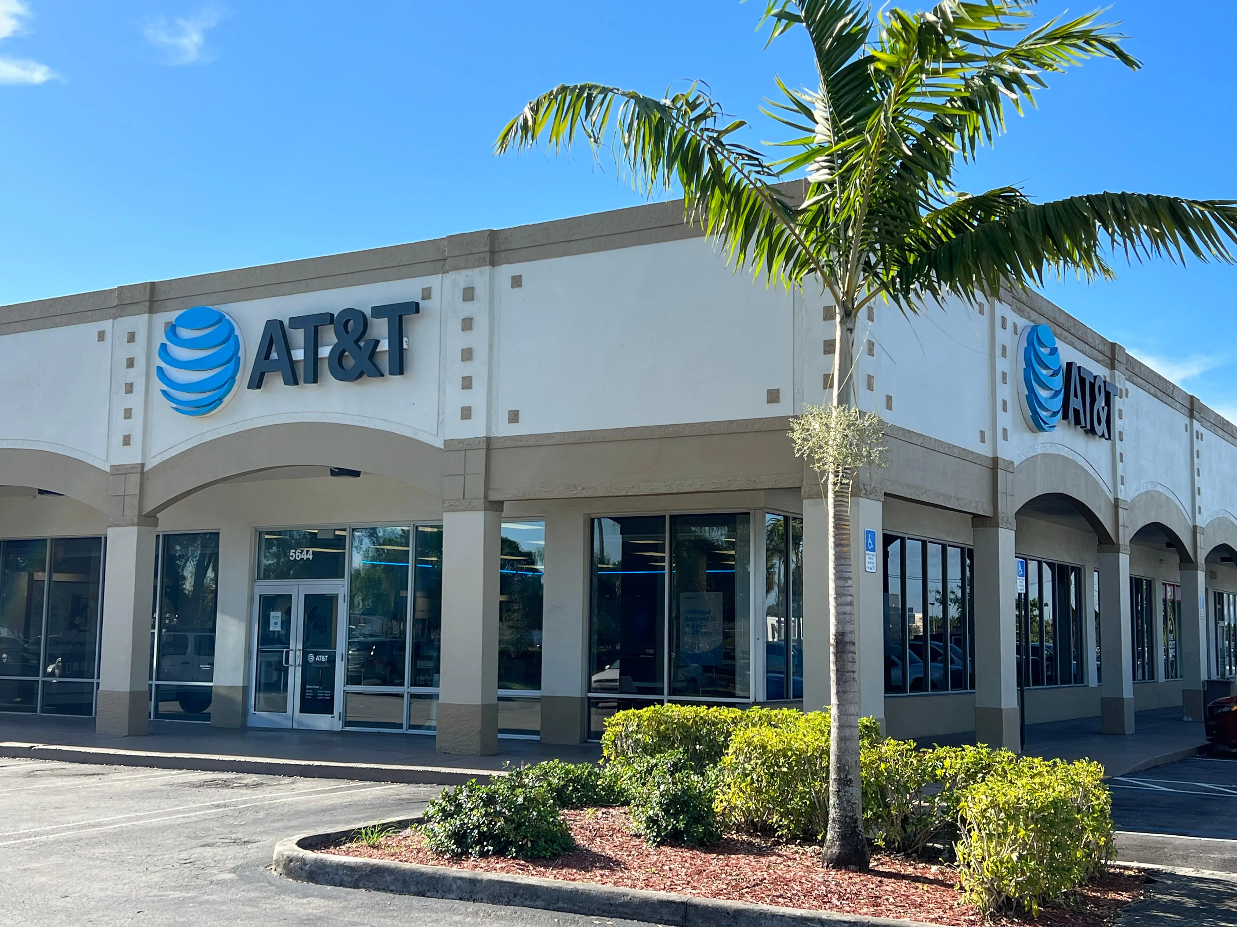 AT&T Store Miami Lakes - Palmetto Lakes Center
