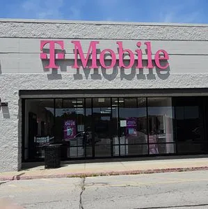 T-Mobile Eureka Twn Ctr Dr & W 5th St