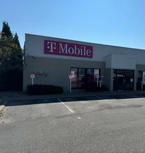 T-Mobile N Green River Rd & Plz E Blvd