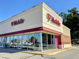T-Mobile Gravois Bluff Plaza