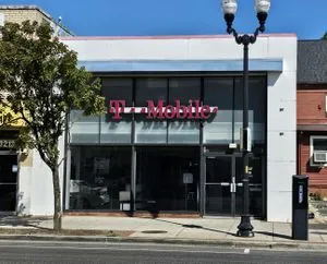 T-Mobile Columbia Pike & S Glebe Rd