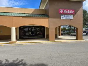 T-Mobile S Federal Hwy & Virginia