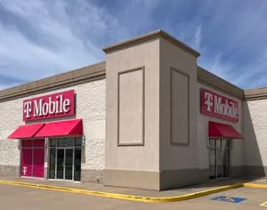 T-Mobile S Main St & W 23rd St