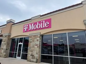 T-Mobile NW 28th St & Clinton Ave
