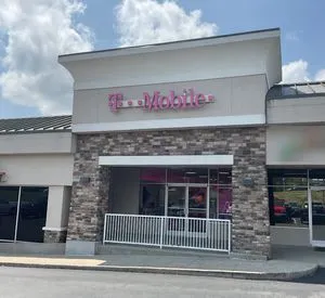 T-Mobile Versailles Rd & Walnut St