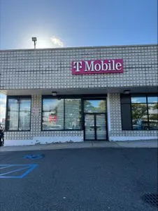T-Mobile Sunrise Hwy & Henry St