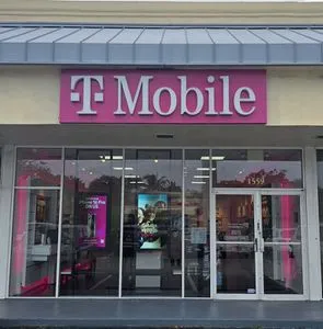 T-Mobile S Federal Highway & SE 17th