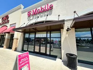 T-Mobile Lareu St & & E Schulman Ave