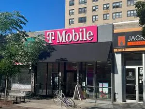 T-Mobile 74th St & Roosevelt