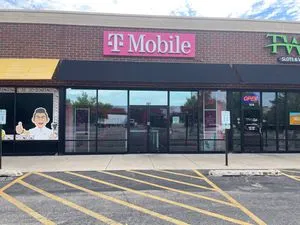 T-Mobile Outside of Fox Valley Mall