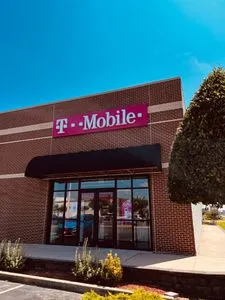 T-Mobile E Highland Dr & Red Wolf Blvd