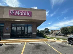 T-Mobile W Esplanade Ave & Loyola Dr