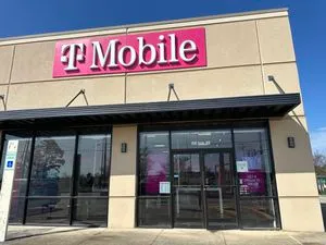 T-Mobile Prien Lake Rd & Lake St