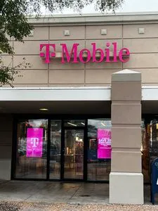 T-Mobile 41st St & E 43rd St